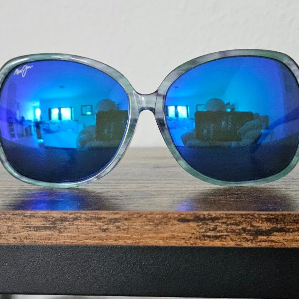 Maui Jim -- TARO -- MINT CONDITION !!!